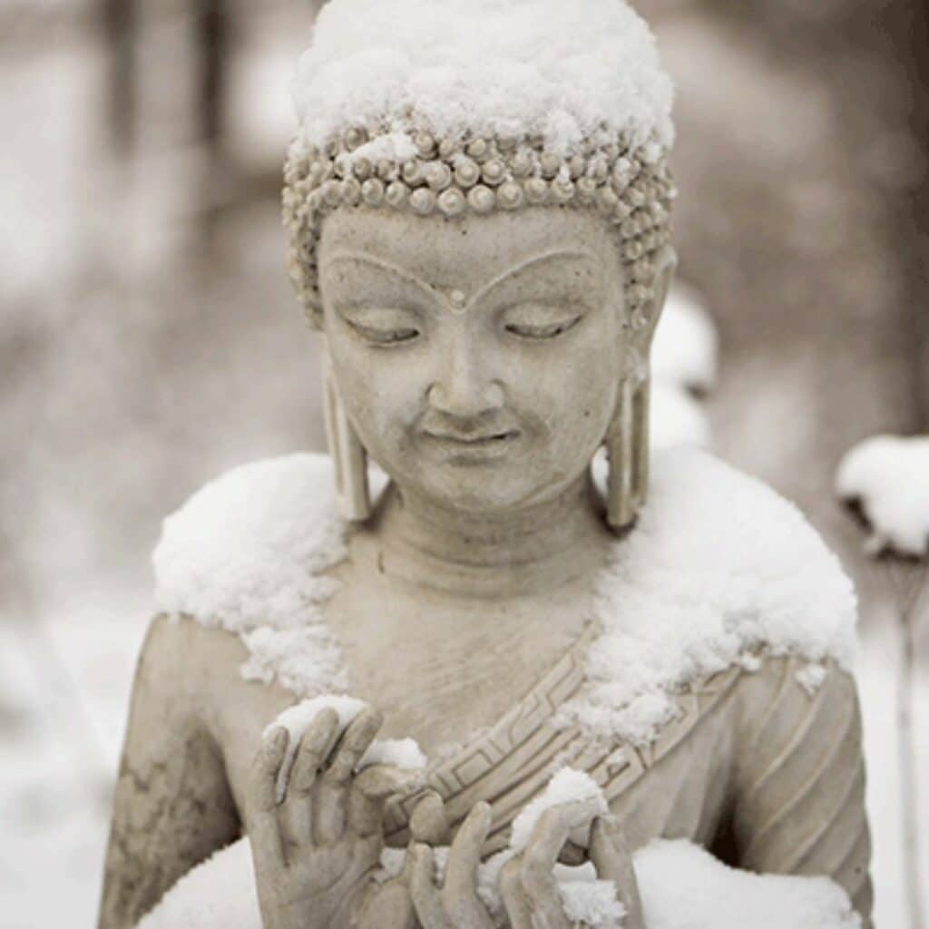 Statue de Bouddha un peu recouverte de neige