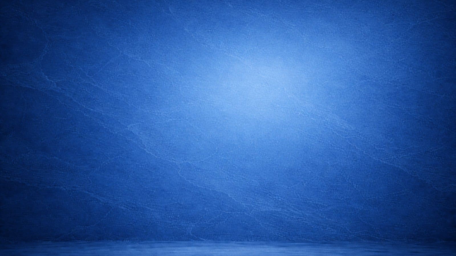 Texture minérale bleu profond éclairée par une lumière douce