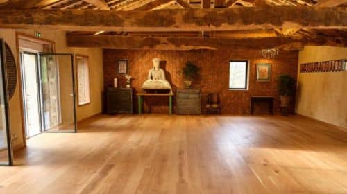 Salle de méditation du centre bouddhiste Les Grandes Terres proche de Lyon