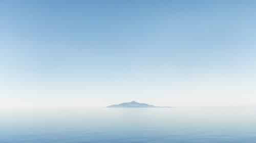 Ile entre ciel et eau, évoquant l'espace intérieur